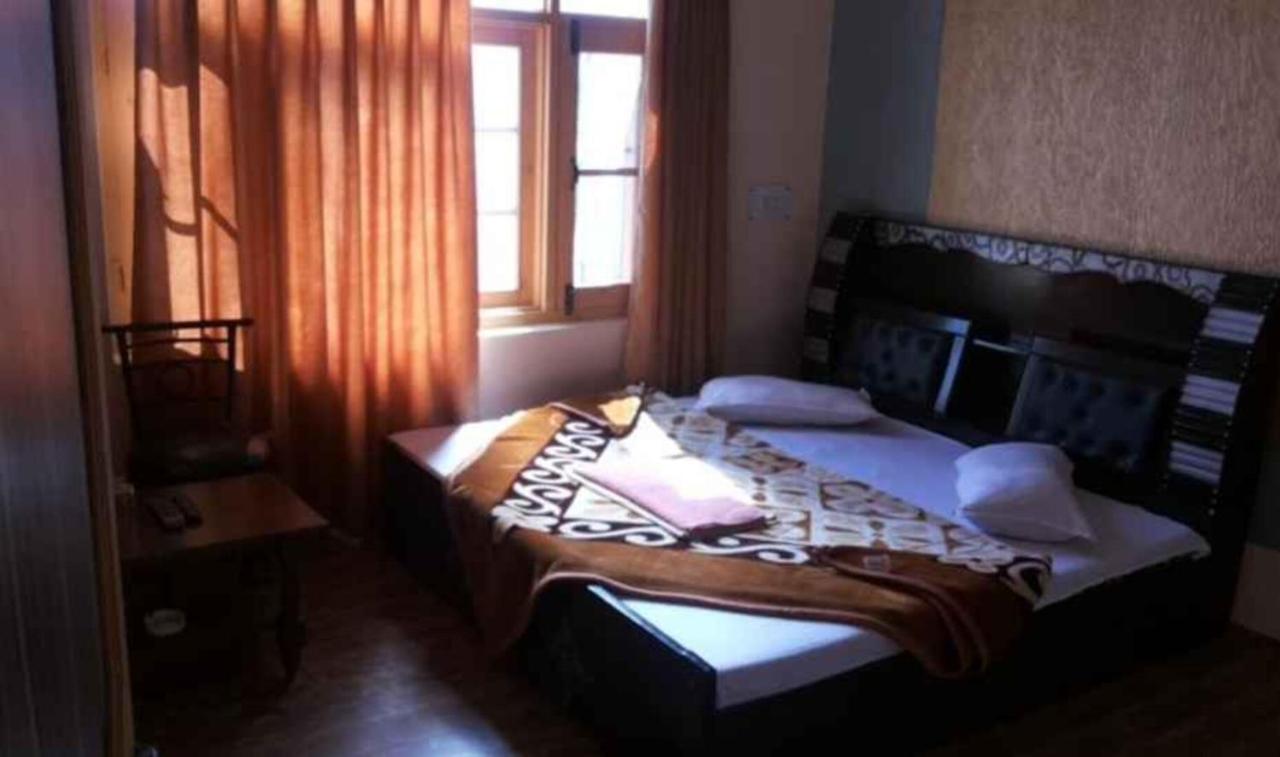 Hotel Grand City Heart Srīnagar Exteriör bild